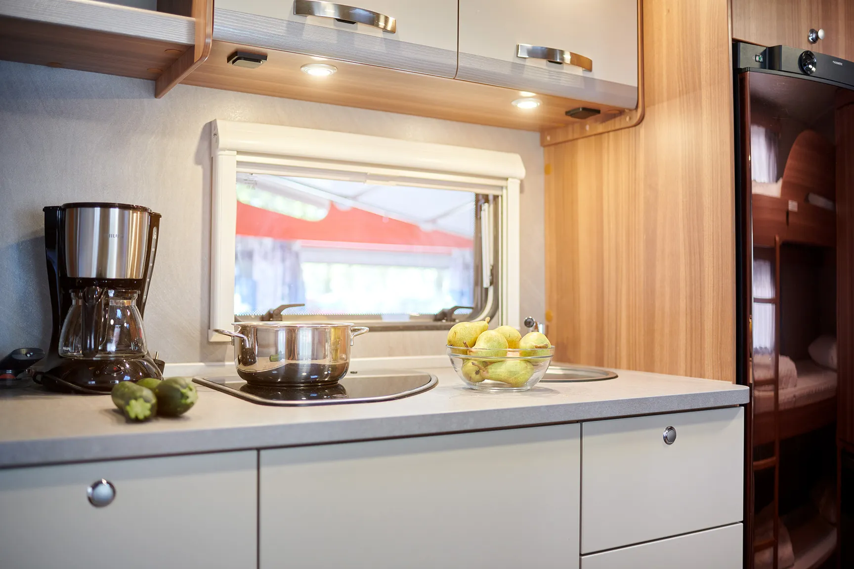 Küchenzeile in einem Wohnwagen am Camping Resort Turnersee