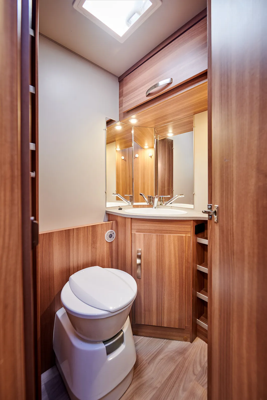 WC mit Stauraum und Spiegel im Wohnwagen